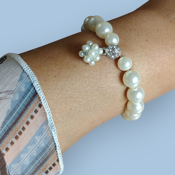 Chic Pearl Bracelet with Floral Accent - Picture 4 of 5